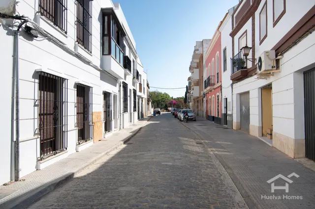 Casa tradicional con patio y acceso por dos calles en el centro de Ayamonte — 2
