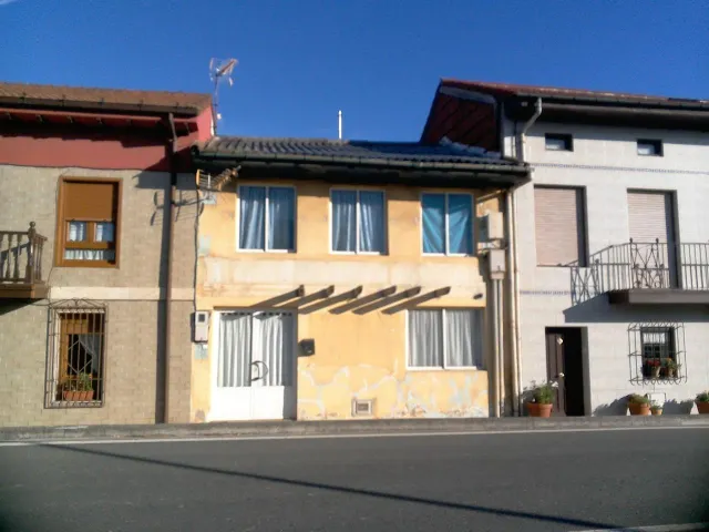 Se vende casa Adosada OKUPADA en Calle Camarreal 114 Santand