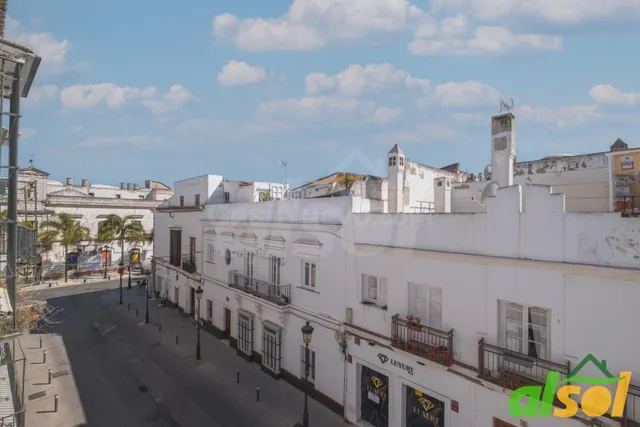 Casa de pueblo pareada con dos viviendas independientes en e