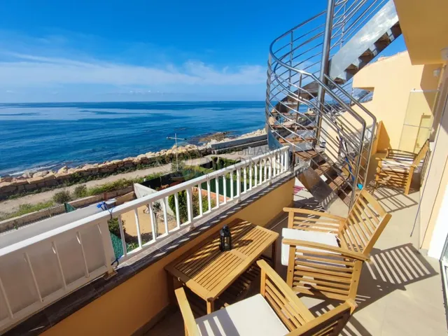 Ático en la exclusiva en Primera Línea de Playa en Villajoyo - foto 2