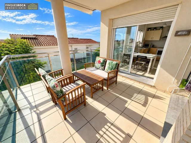 En Urbanizacion Serramar, Apartamento Esquinero, de 2 Dormitorios, Baño Completo, Terraza de 12 m2, Vistas Despejadas — 20