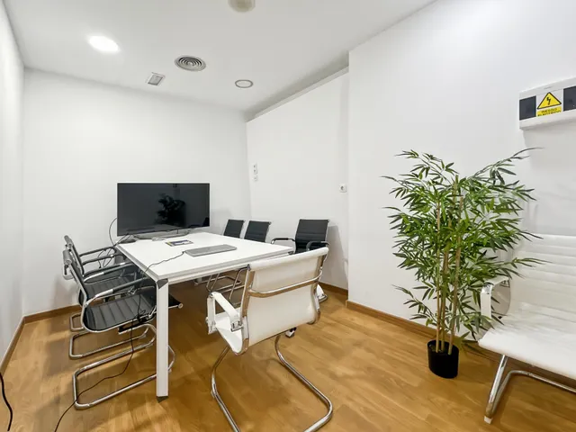 PLANTA BAJA EN LA MEJOR AVENIDA DE MARBELLA — 7