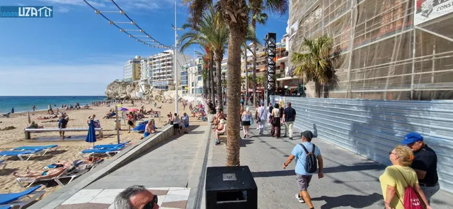 Amplio Piso en Primera Línea de Playa de Levante con Potencial — 21