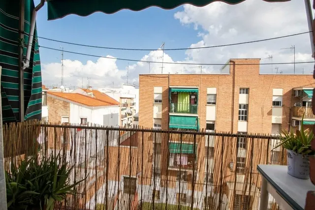 Piso reformado de tres habitaciones con terraza — 8