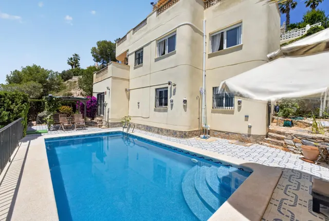 Villa de 5 Dormitorios en Primera Línea de Golf con Piscina  - foto 4
