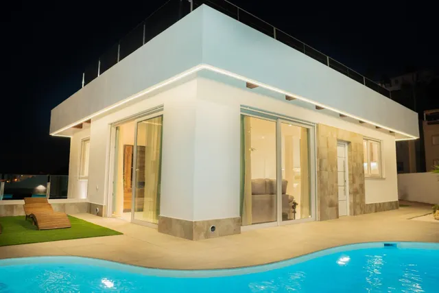 PRECIOSA VILLA DE 3 DORMITORIOS CON VISTAS AL CAMPO DE GOLF EN ROJALES — 2
