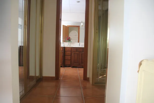 se vende casa adosada en el centro a tan solo 150 metros de la playa — 26