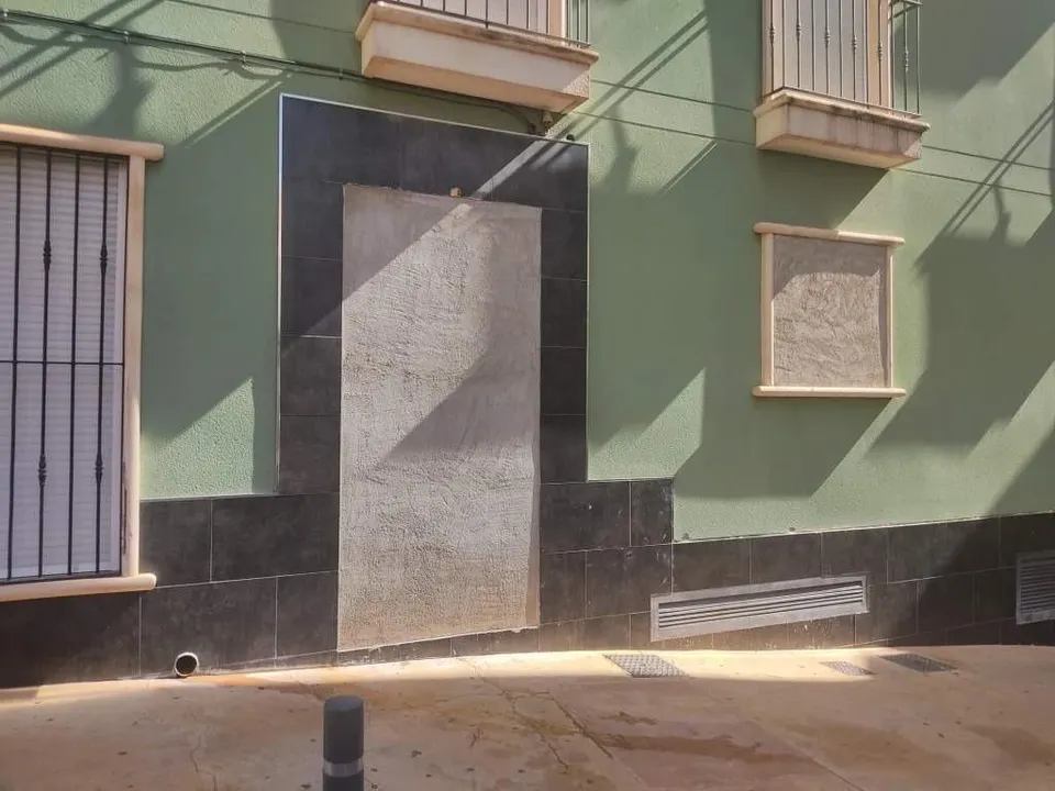 Edificio en construcción detenida: 4 pisos + 2 duplex + 12 garajes