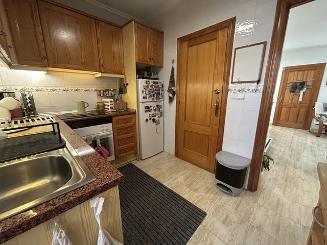 Apartamento esquinero luminoso y espacioso de dos plantas (aprox. 90 m2 - plantas 1 y 2) con gran terraza en la planta baja, 3 balcones (2 al sur y 1 al norte) y una gran piscina comunitaria. — 13