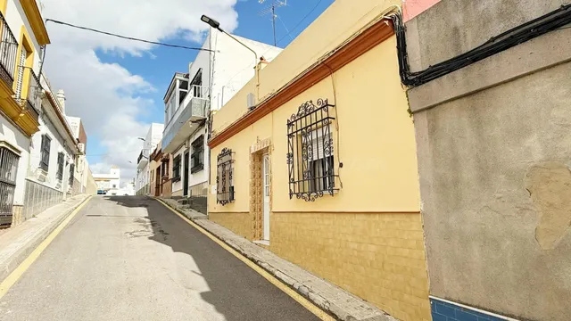Casa en planta baja con gran patio para reformar en la carretera de medina — 2