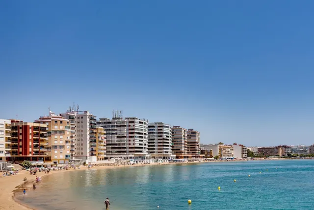 Apartamento reformado de 3 dormitorios y 2 baños a escasos 75 metros de la playa del acequión — 34