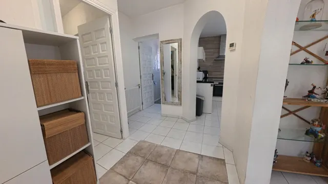 Chalet independiente de 4 habitaciones con piscina divida en dos plantas individuales — 25