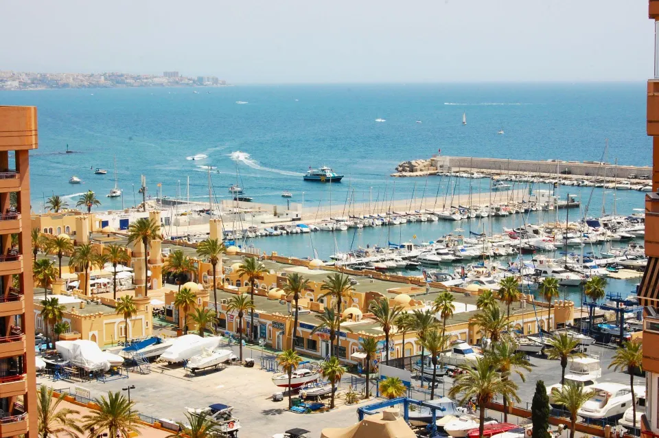 PISO EN VENTA EN FUENGIROLA, FRENTE AL PUERTO DEPORTIVO
