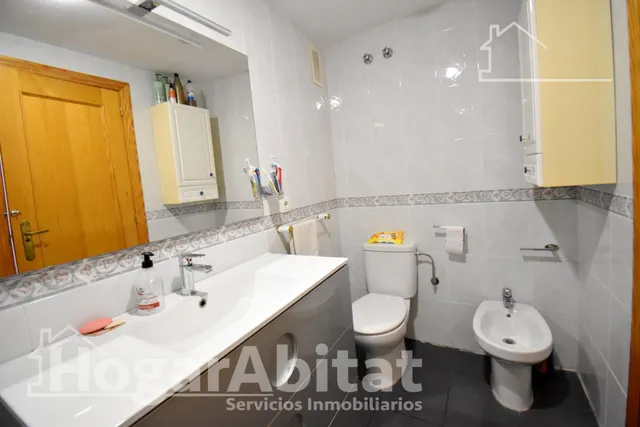 Confort y vistas al mar en este espacioso piso con balcón, gran garaje y trastero junto a la playa — 26