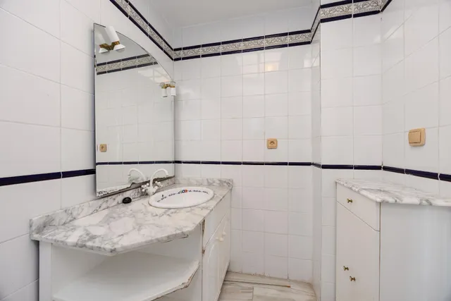 Apartamento de tres dormitorios y dos baños en residencial Duquesa Beach, primera línea de la playa de los locos — 27