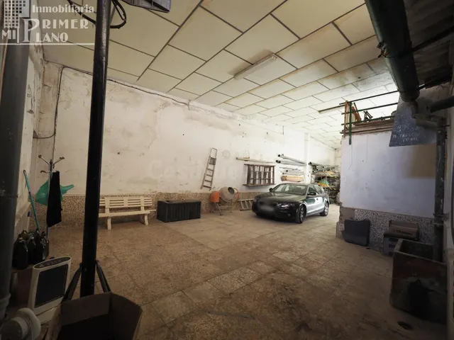 *Casa de dos plantas, con acceso a dos calles, 364m2 de suel