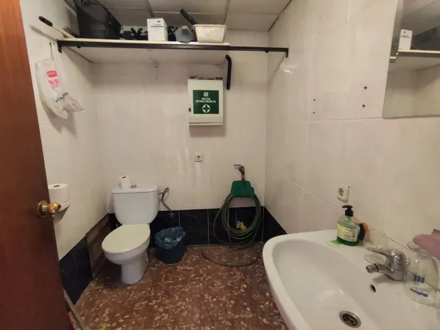 SE VENDEN DOS LOCALES JUNTOS A ESCASOS METROS DE LA AVENIDA DE CÁDIZ. — 19