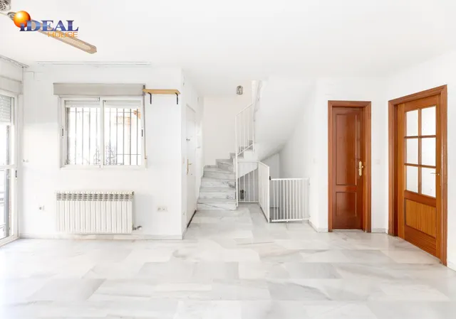 Vive en el corazón de Armilla: 4 dormitorios, patio, terraza y garaje — 6