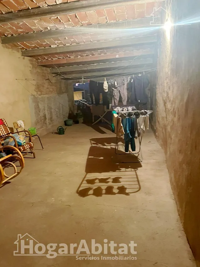AMPLIA CASA CON MUCHAS POSIBILIDADES — 33