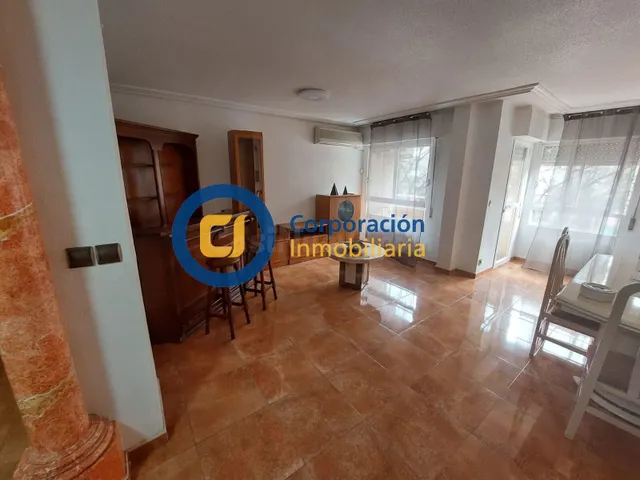 Piso con tres dormitorios y garaje en Alameda de Cervantes - foto 3