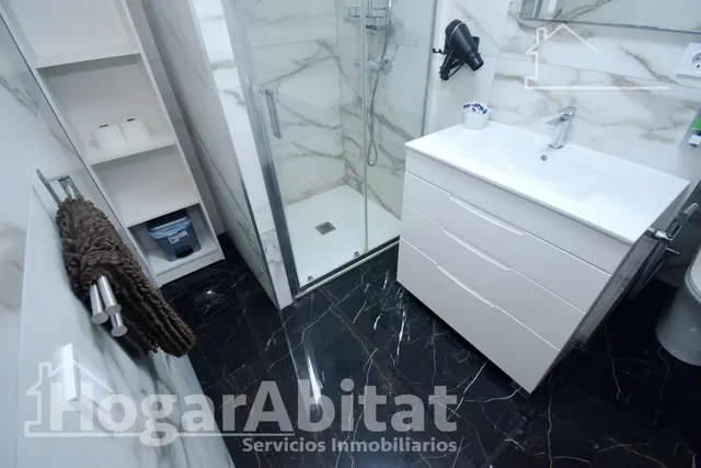 ¡Espectacular! Amplio, moderno y reformado, todo amueblado y cerca del centro — 30