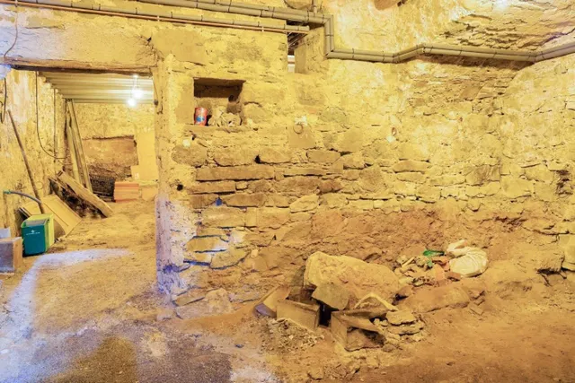 CASA DE PIEDRA DEL S. XVIII, A DOS CALLES, EN MONISTROL DE CALDERS — 29
