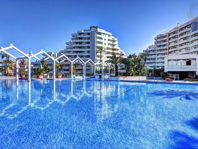 OPORTUNIDAD EN BENALBEACH — 7