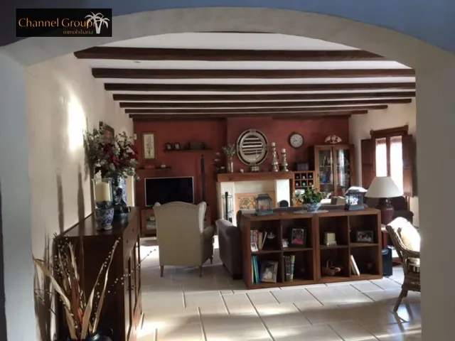 SE VENDE MAGNIFICO CHALET NOVELDA — 2