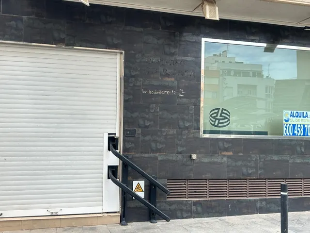 LOCAL COMERCIAL PLAZA DEL TEATRO A 2 CALLES DEL MAR — 10