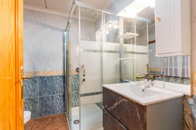Casa con garaje, terraza y mucho potencial en los ramos — 18