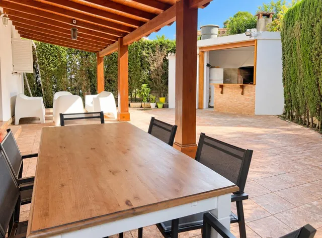 Chalet independiente con piscina privada y 6 dormitorios en La Cañada — 9