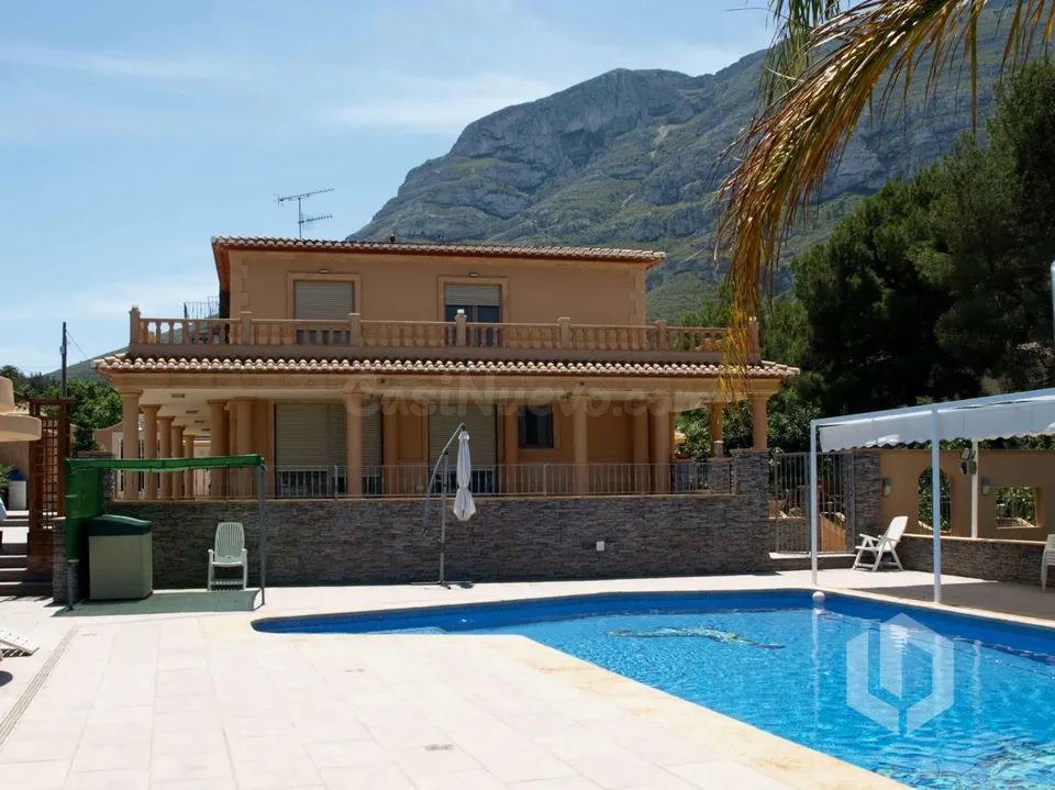 Chalet de lujo y dos adosados individuales. Oferta Única!