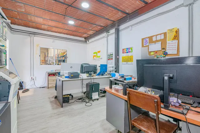 Nave industrial de 396 m2 con despacho y altillo en Vegas del Genil — 8
