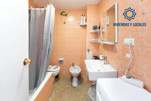 Venta de piso de 4 dormitorios y 2 baños en Granada (Zona Centro) — 16