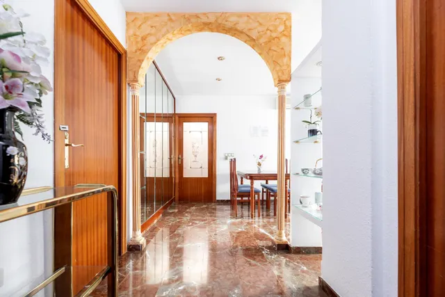 Amplio piso de 4 dormitorios en la prestigiosa urbanización Jardín de la Reina. Garaje y trastero — 3