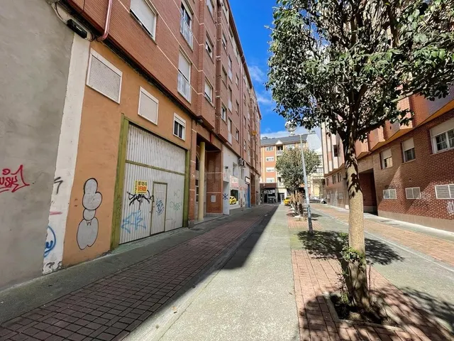 VENTA LOCAL COMERCIAL ZONA NAVALIEGOS EN PONFERRADA - foto 2