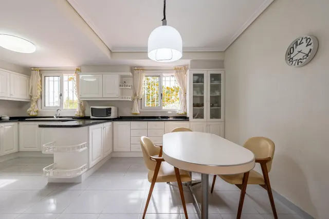 Amplia vivienda con piscina privada, terraza y garaje cerrado — 14