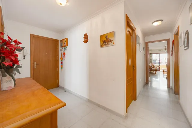 Gran piso de 4 dormitorios y dos baños en el corazón de Torrevieja, a menos de 500 metros del mar — 19