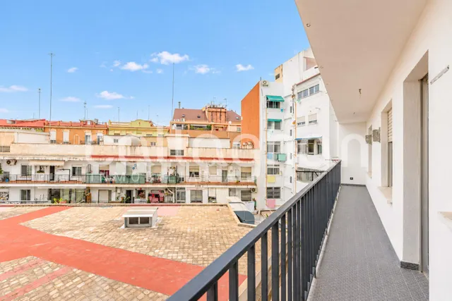 Piso con gran potencial de reforma en ruzafa – 4 habitaciones y 2 balcones — 8