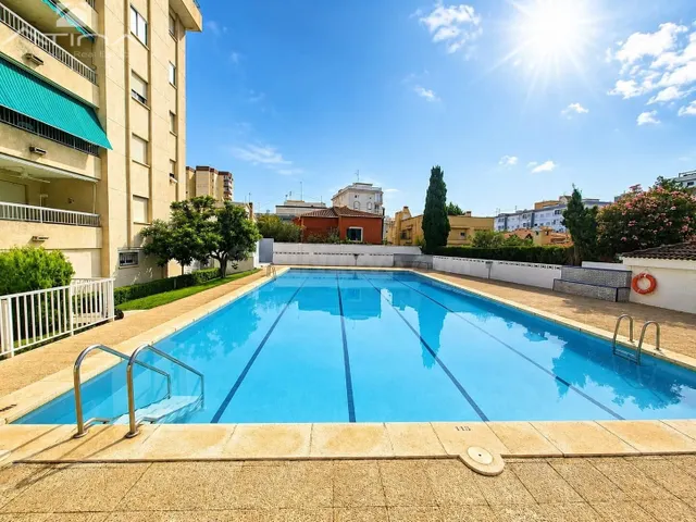 Apartamento amueblado en venta en Playa de Gandía con piscin - foto 3