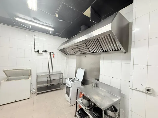 ¡Tu negocio en el foco de atención! Local comercial de 97 m2 muy luminoso en Carolinas Bajas — 28
