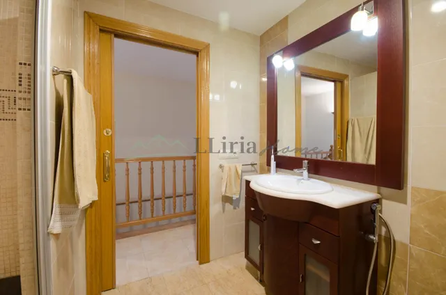 Ref. 04409. Casa de pueblo adosada con amplio patio, terraza y garaje en Vilamarxant. — 25