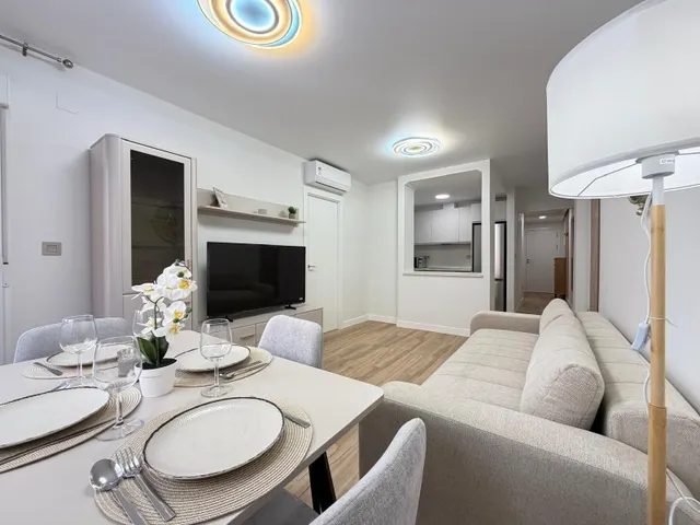 Apartamento totalmente reformado cerca de parque de las naciones con 2 dorm. 1 baño. con piscina. superficie 70 m2. — 39