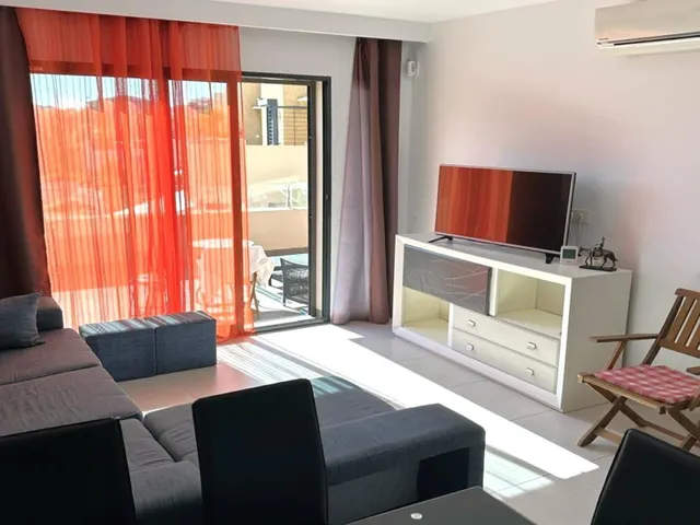 Planta baja moderna (aprox. 63 m2) con 2 dormitorios, 2 baños y amplia terraza/jardín. Gran zona de piscina, cerca del La Zenia Boulevard, ¡y a 15 minutos a pie de la Playa de La Zenia! — 8