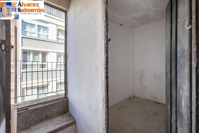 Edificio junto a Plaza Bib-rambla. — 20
