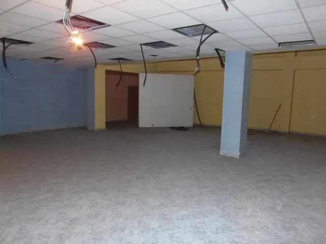 Se alquila local comercial con mucha fachada, muy cerca de El Corte Inglés y Parque Ribalta, frente — 8