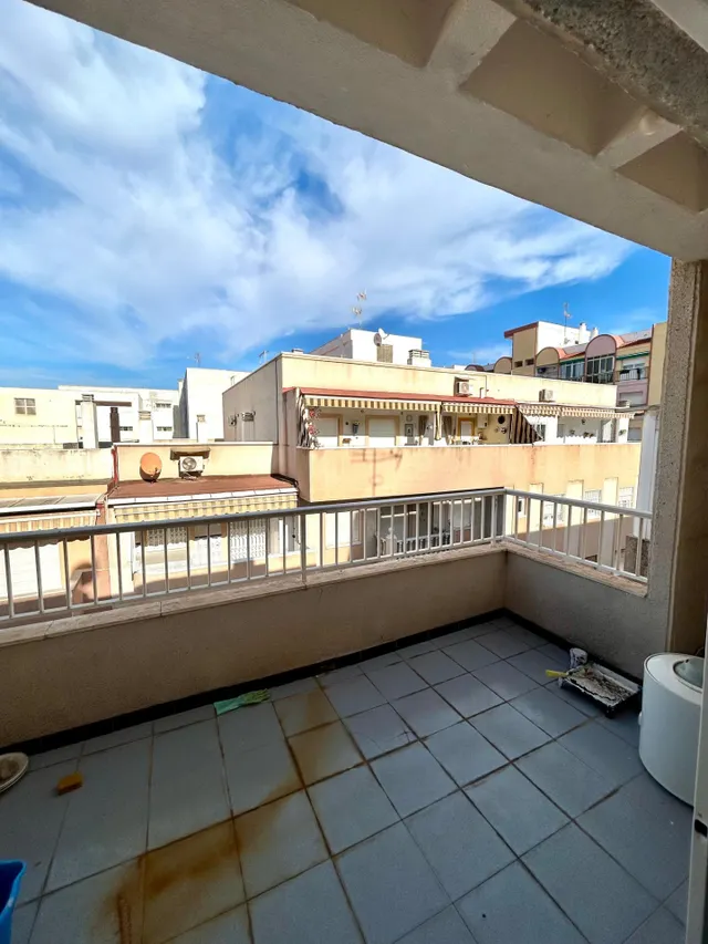 ¡Oportunidad Única! Ático para Reformar en el Centro de Torrevieja con Vistas Despejadas. — 3