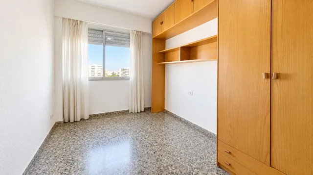 EXCELENTE ZONA, PISO TOTALMENTE EXTERIOR CON LA MEJOR ORIENTACION- ESTE, MUY LUMINOSO, 7º PISO, BUENA FINCA CARAVISTA. — 43