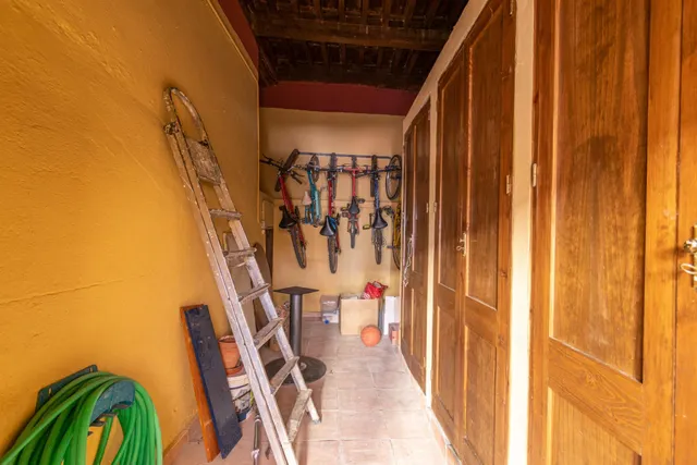 Casa de grandes dimensiones ubicada en la calle Duende, cerca de la Plaza del Conde Luque. — 20