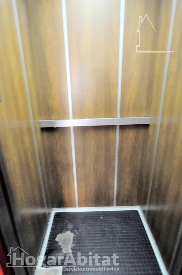 AMPLIO Y EXTERIOR CON BALCÓN Y TRASTERO, EN EL CENTRO — 32